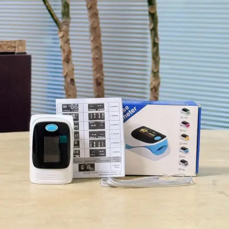 Pulse oximeter for measuring blood oxygen saturation and pulse rate