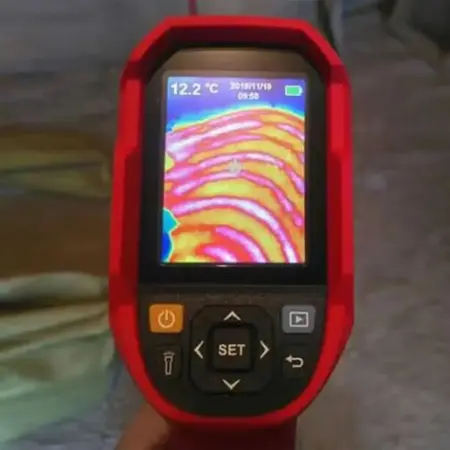 UNI-T UTi260B thermal imaging camera showing heat pattern on screen